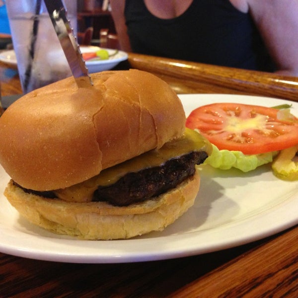 Снимок сделан в The Burger Saloon пользователем Ashley Rose S. 7/26/2013