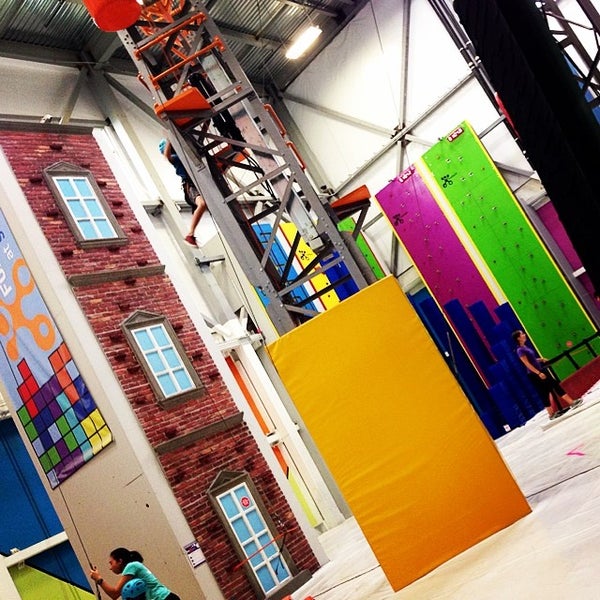 รูปภาพถ่ายที่ Sender One Climbing, Yoga and Fitness โดย Mary T. เมื่อ 7/15/2014