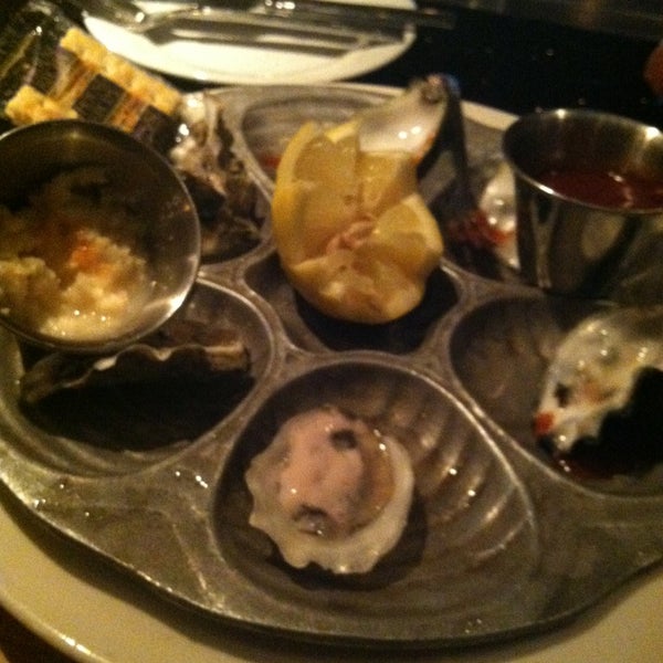12/21/2012 tarihinde Tiffany M.ziyaretçi tarafından Famous Steak House'de çekilen fotoğraf