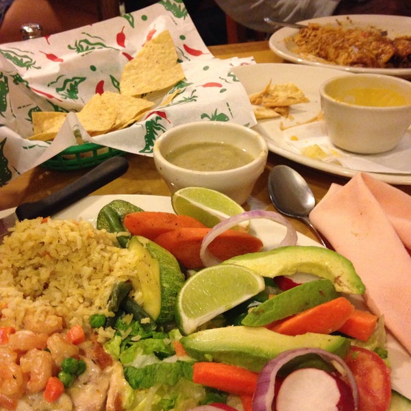 Снимок сделан в Spanish Flowers Mexican Restaurant пользователем Rashida J. 2/15/2015