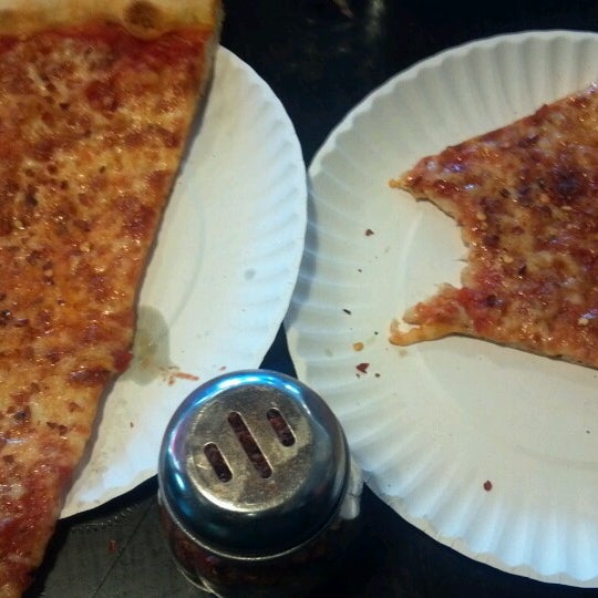 3/1/2013 tarihinde Fred G.ziyaretçi tarafından Slices Pizzeria'de çekilen fotoğraf