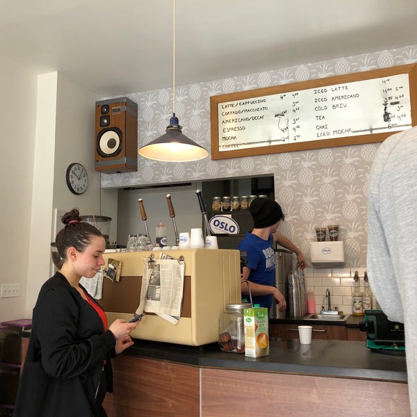 Foto tomada en Oslo Coffee Roasters  por Sarah S. el 5/5/2018