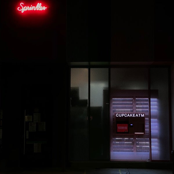 5/21/2020 tarihinde Farisziyaretçi tarafından Sprinkles Beverly Hills Cupcakes'de çekilen fotoğraf