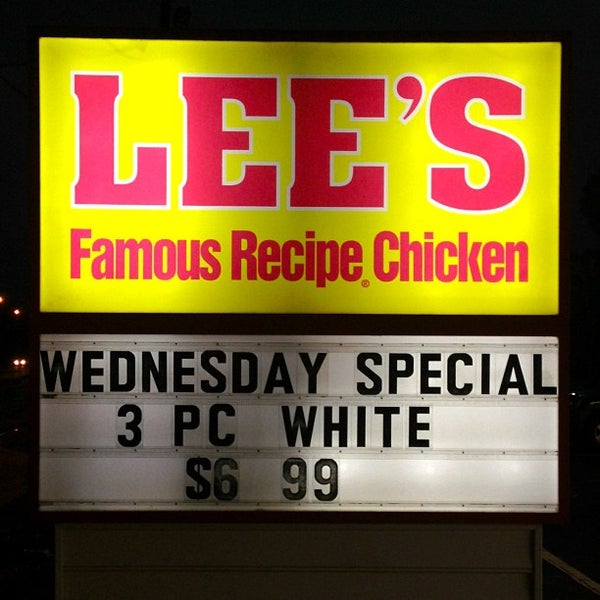 Das Foto wurde bei Lee&#39;s Famous Recipe Chicken von John S. am 8/1/2013 aufgenommen