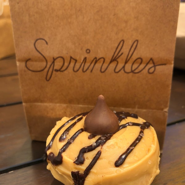 รูปภาพถ่ายที่ Sprinkles Cupcakes โดย Duyen F. เมื่อ 7/18/2019