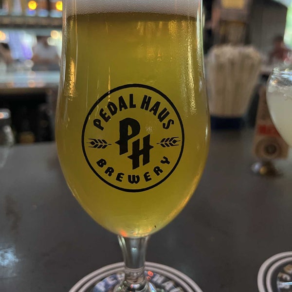Foto tirada no(a) Pedal Haus Brewery por Jake em 9/12/2022
