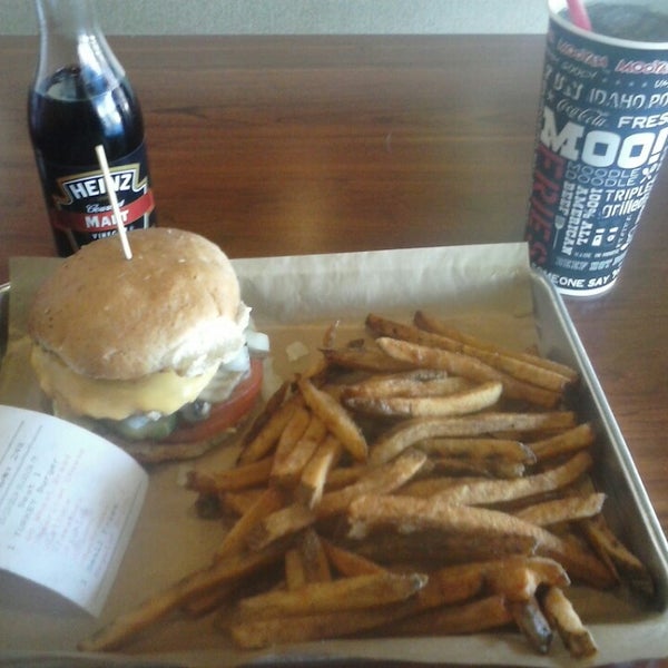 Foto tirada no(a) MOOYAH Burgers, Fries &amp; Shakes por Ross V. em 3/13/2014