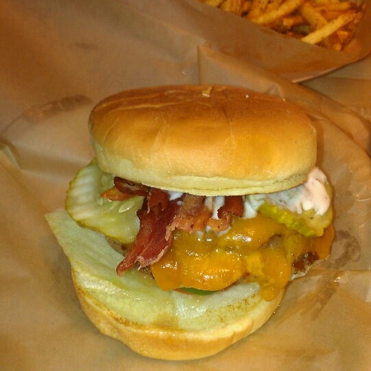 7/30/2013에 Dennis F.님이 Meatheads Burgers &amp; Fries에서 찍은 사진