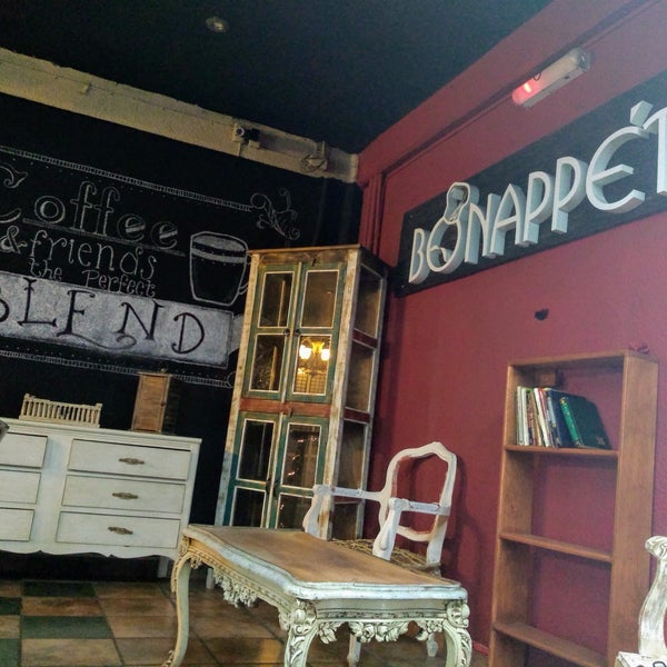 Foto diambil di Bonappétit Creppas &amp; Café oleh Ulises C. pada 12/20/2018