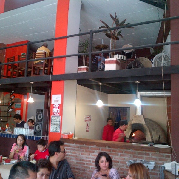 5/10/2013にUlises C.がItalia al Forno (Pizzas a la Leña, Vinos, Bar)で撮った写真