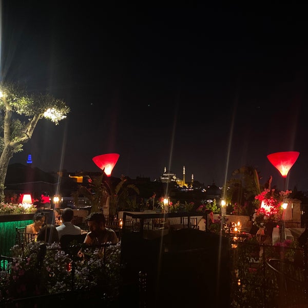 รูปภาพถ่ายที่ Roof Mezze 360 Restaurant โดย H .. เมื่อ 8/13/2022