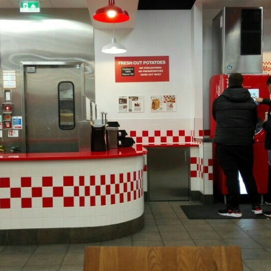 Photo taken at Five Guys by Romeo L. on 10/29/2015