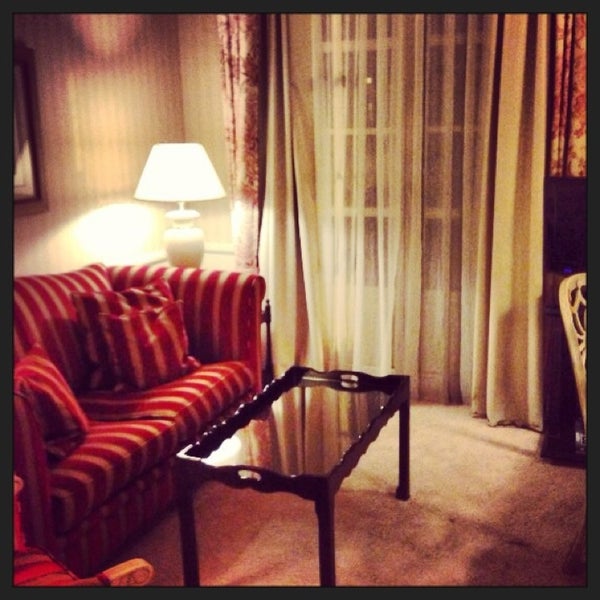 รูปภาพถ่ายที่ Stanhope Hotel โดย Helen R. เมื่อ 3/20/2013