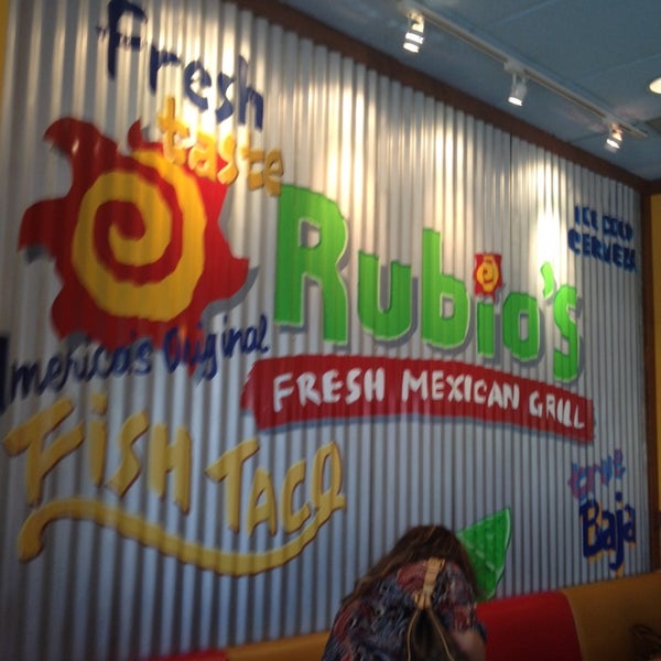 Foto scattata a Rubio&#39;s Coastal Grill da Eilrahc Z. il 10/4/2013