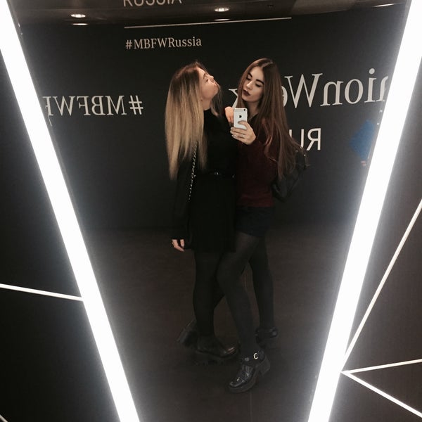 รูปภาพถ่ายที่ Mercedes-Benz Fashion Week Russia โดย Elizaveta เมื่อ 10/14/2016
