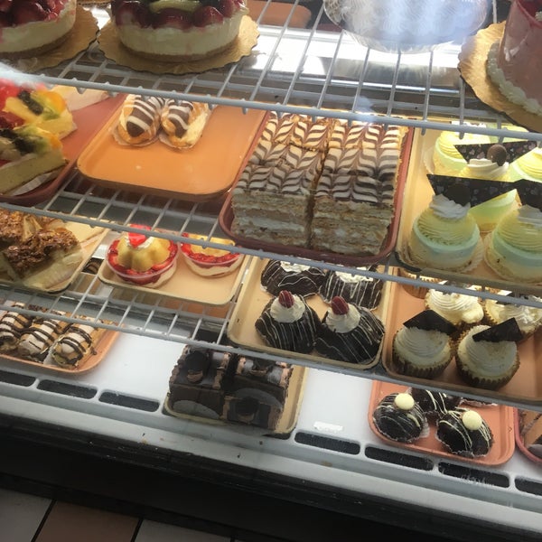 Das Foto wurde bei Heidelberg Pastry Shoppe von Scope E. am 6/27/2019 aufgenommen