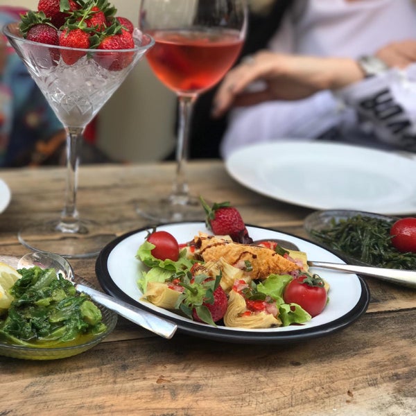 Foto diambil di 2Kapı Restaurant &amp; Lounge oleh Müberra S. pada 4/5/2019