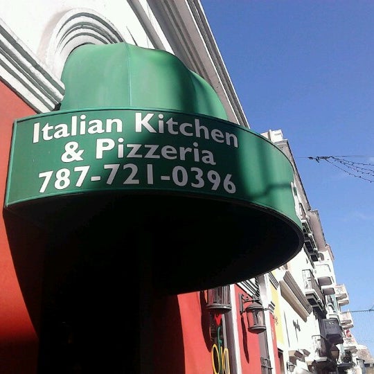 Снимок сделан в Sofia Italian Kitchen &amp; Bar пользователем John M. 12/29/2012