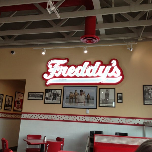 Foto scattata a Freddy&#39;s Frozen Custard &amp; Steakburgers da Joe M. il 3/27/2013