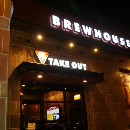 Photo taken at BJ&#39;s Restaurant &amp; Brewhouse by Jen B. on 12/8/2012