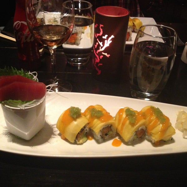 3/14/2013 tarihinde Gabby F.ziyaretçi tarafından Nisen Sushi'de çekilen fotoğraf