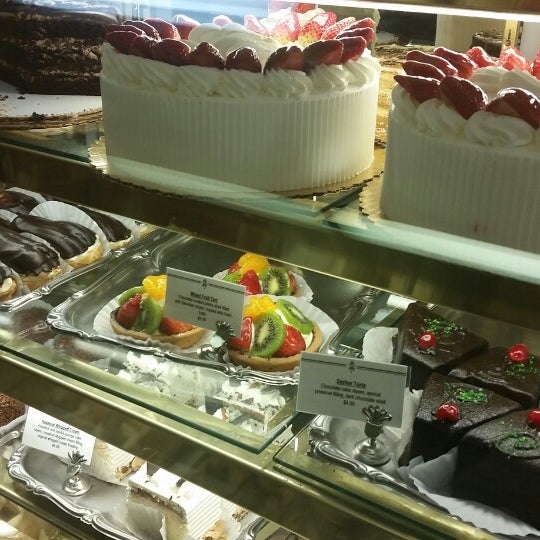 1/16/2015 tarihinde Gwen L.ziyaretçi tarafından Lutz Cafe &amp; Pastry Shop'de çekilen fotoğraf