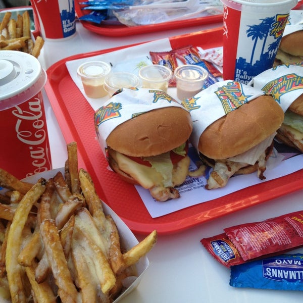 Foto tirada no(a) Hollywood Burger هوليوود برجر por Fatma A. em 1/12/2013