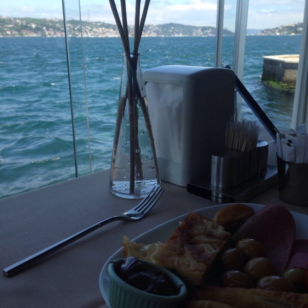 Das Foto wurde bei Çeşmîdil Cafe &amp; Restaurant von Simge A. am 5/9/2015 aufgenommen