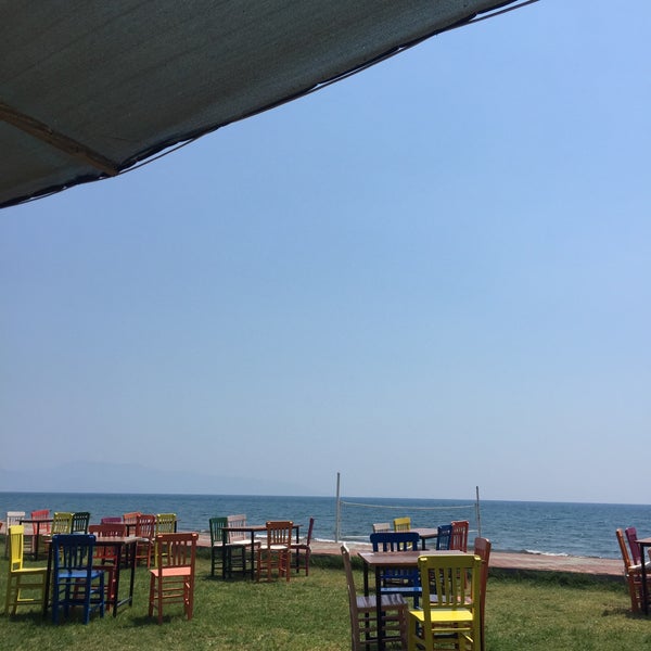 Foto tomada en Sever Cafe Beach Park  por Çilem K. el 8/18/2018