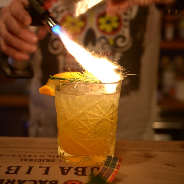 รูปภาพถ่ายที่ The Rum Bar cocktails &amp; spirits โดย Stratos T. เมื่อ 5/13/2017