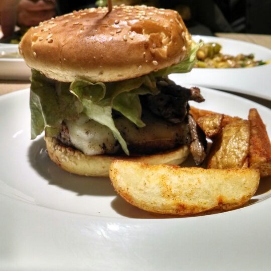 Снимок сделан в Torombolo&#39;s Burger Bar пользователем Christian I. 12/28/2013