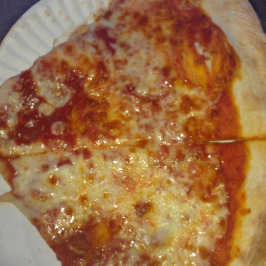 Снимок сделан в Sam&#39;s Pizza Palace пользователем Kellyann W. 7/27/2013