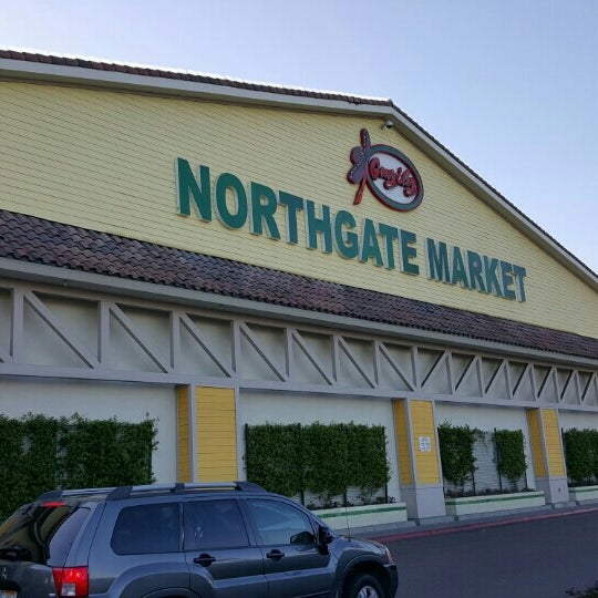 รูปภาพถ่ายที่ Northgate Gonzalez Markets โดย Jason D. เมื่อ 4/3/2016
