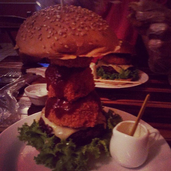 Photo taken at Fialho Steak Burger Hamburgueria by Armstrong L. on 11/26/2014