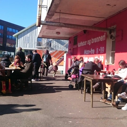 3/15/2015 tarihinde Anica S.ziyaretçi tarafından Bergen Kaffebrenneri'de çekilen fotoğraf