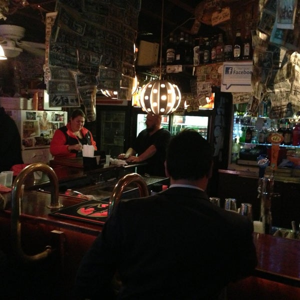 Foto diambil di Chuck&#39;s Bar oleh Barry L. pada 11/29/2013