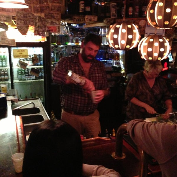 Foto diambil di Chuck&#39;s Bar oleh Barry L. pada 12/28/2013
