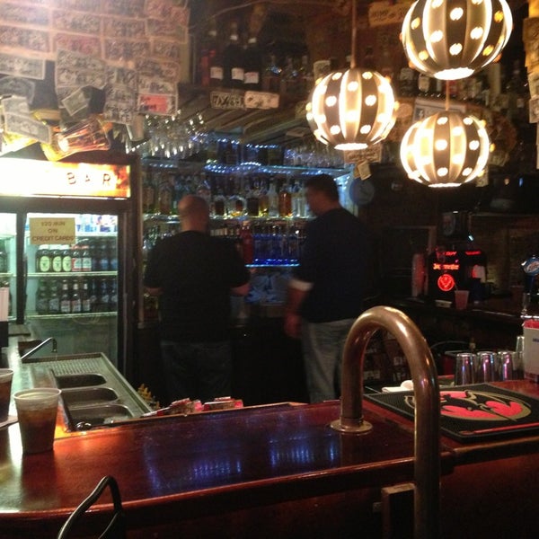Foto tirada no(a) Chuck&#39;s Bar por Barry L. em 1/4/2014