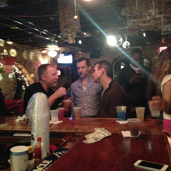 Foto scattata a Chuck&#39;s Bar da Barry L. il 12/29/2013