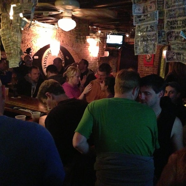 Foto scattata a Chuck&#39;s Bar da Barry L. il 3/8/2014