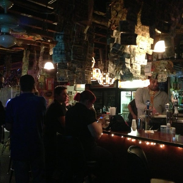 Foto tirada no(a) Chuck&#39;s Bar por Barry L. em 1/11/2014