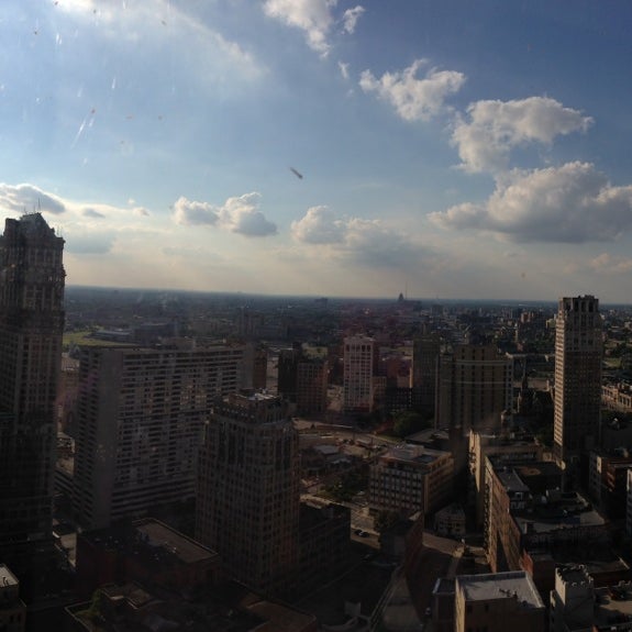 Photo prise au Skybar Lounge par Wattsbulb le7/25/2013