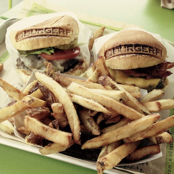 Foto diambil di BurgerFi oleh Paul D. pada 8/1/2013