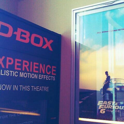Das Foto wurde bei UltraLuxe Anaheim Cinemas at GardenWalk von Jay F. am 5/26/2013 aufgenommen
