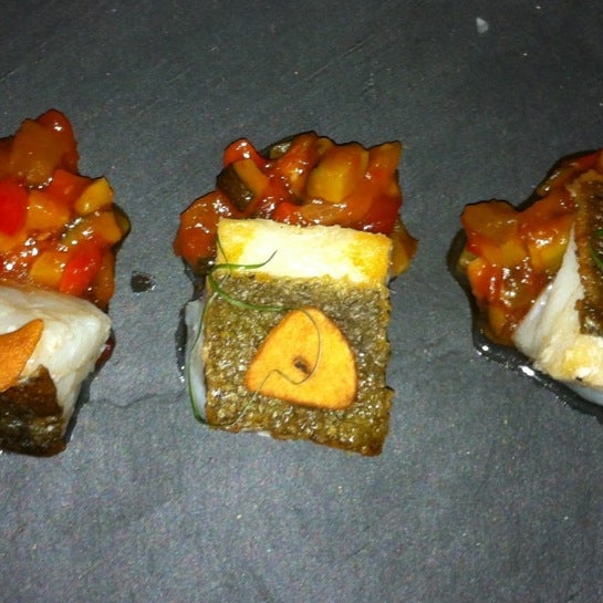 Foto diambil di Tiquismiquis Gastrobar&amp;Sushi oleh Rocío G. pada 5/4/2013