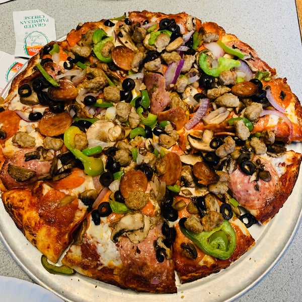 Снимок сделан в Mission Pizza &amp; Pub пользователем Ryan D. 11/10/2019