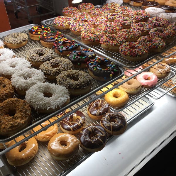 Foto diambil di Sugar Shack Donuts &amp; Coffee oleh Rachael L. pada 11/5/2016