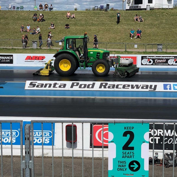 รูปภาพถ่ายที่ Santa Pod Raceway โดย Steve K. เมื่อ 8/2/2020