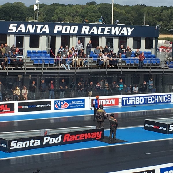 รูปภาพถ่ายที่ Santa Pod Raceway โดย Steve K. เมื่อ 9/9/2018