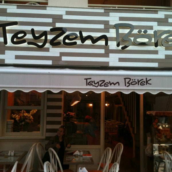 รูปภาพถ่ายที่ Teyzem Börek โดย Ufuk เมื่อ 11/8/2013